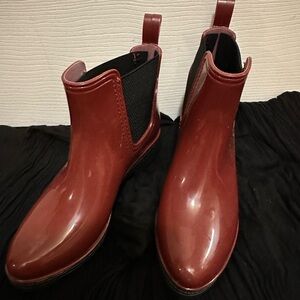 These Carolina rain boots have only been worn once - they’re super comfy!